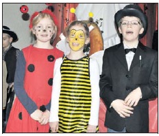 Ein Marienkäfer, eine Biene und ein Zauberer: Paula Dathe, Marieke und Hinrich Kruse beim Kinderfasching.